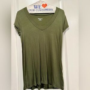 Merona XS Hunter green v-neck top💚 Never worn. Like new Soft & Flowy/Lightweight